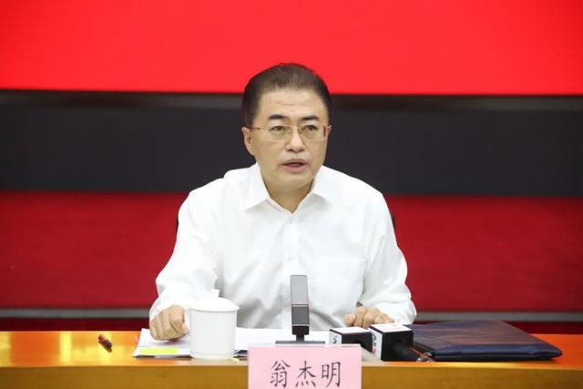 翁杰明出席會(huì )議講話(huà)